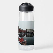 Rotes Boot, am Wasser