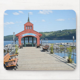 Rotes Bootshaus am Seneca-See Mousepad