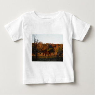 Rotes braunes Pferd, Herbstwald. Baby T-shirt