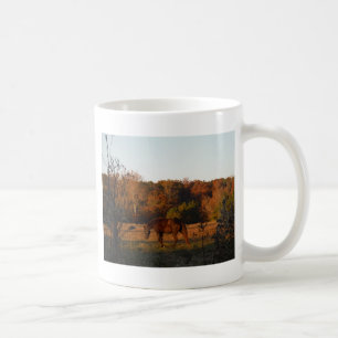 Rotes braunes Pferd, Herbstwald. Kaffeetasse