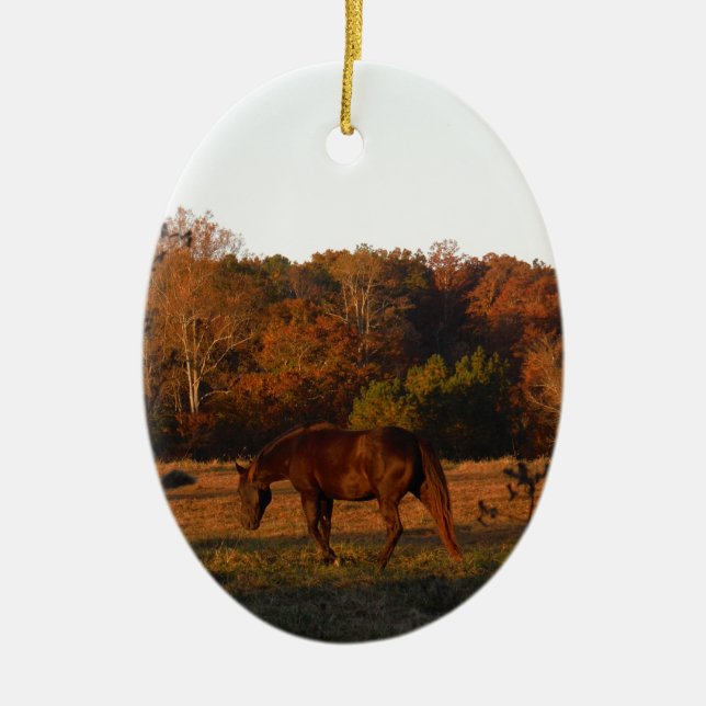 Rotes braunes Pferd, Herbstwald. Keramik Ornament (Vorne)