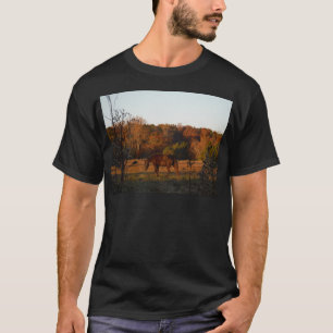 Rotes braunes Pferd, Herbstwald. T-Shirt