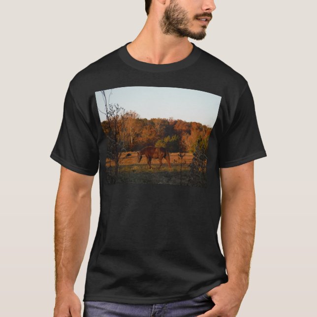 Rotes braunes Pferd, Herbstwald. T-Shirt (Vorderseite)