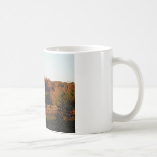 Rotes braunes Pferd, Herbstwald. Tasse