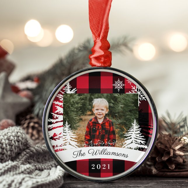 Rotes Buffalo Kariert Rustikales Pine Trees Family Ornament Aus Metall (Red Buffalo Plaid Rustic Pine Trees Family Photo Metal Ornament)
