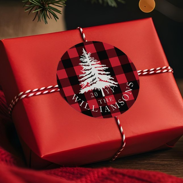 Rotes Buffalo Karierte Pinienwälder Runder Aufkleber (Red Buffalo Plaid White Forest Pine Tree Family Classic Round Sticker)