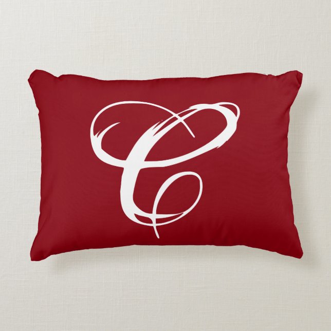 Rotes "C"-Kissen mit grauem Rücken Dekokissen (Vorderseite)