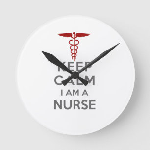Rotes Caduceus Keep Calm Ich bin ein Krankenpflege Runde Wanduhr