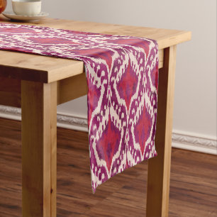 Rotes des Chic bunte und lila ikat Stammes- Muster Kurzer Tischläufer