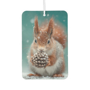 Rotes Eichhörnchen im Schnee mit Pinecone Autolufterfrischer
