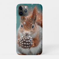 Rotes Eichhörnchen im Schnee mit Pinecone