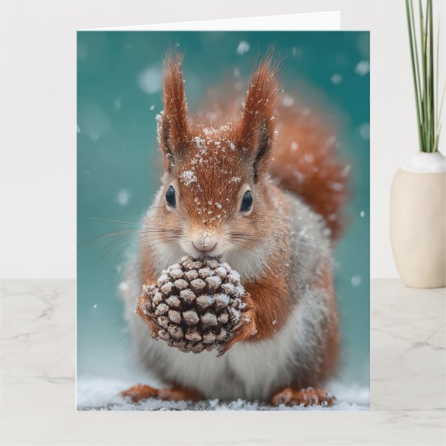 Rotes Eichhörnchen im Schnee mit Pinecone Karte (Vorderseite)