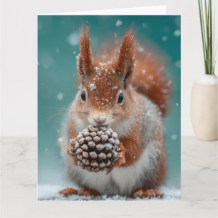 Rotes Eichhörnchen im Schnee mit Pinecone Karte