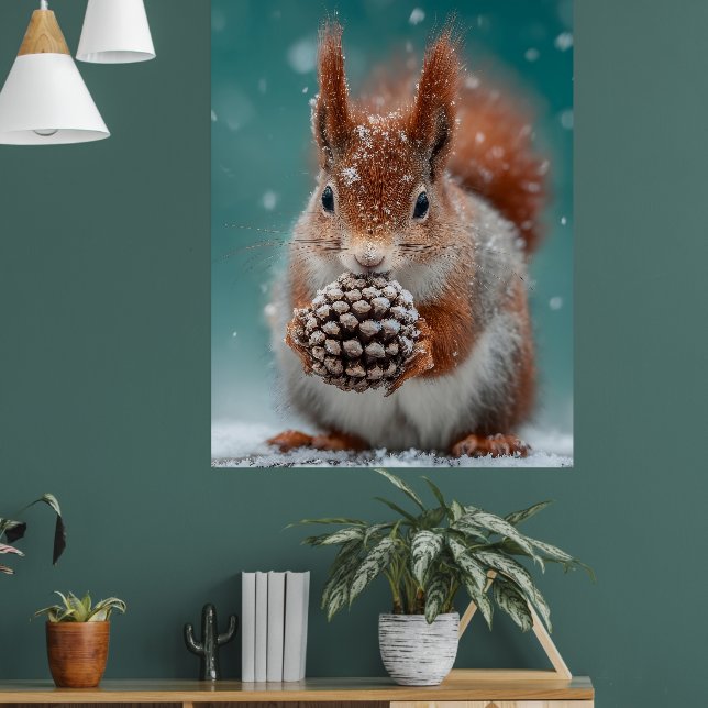 Rotes Eichhörnchen im Schnee mit Pinecone Poster (Wohnzimmer 1)