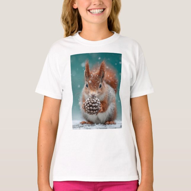 Rotes Eichhörnchen im Schnee mit Pinecone T-Shirt (Vorderseite)