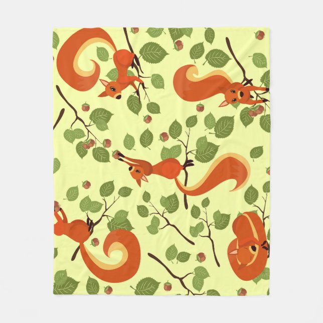 Rotes Eichhörnchen in Haselzweigen. Fleecedecke (Vorderseite)