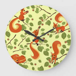 Rotes Eichhörnchen in Haselzweigen. Große Wanduhr