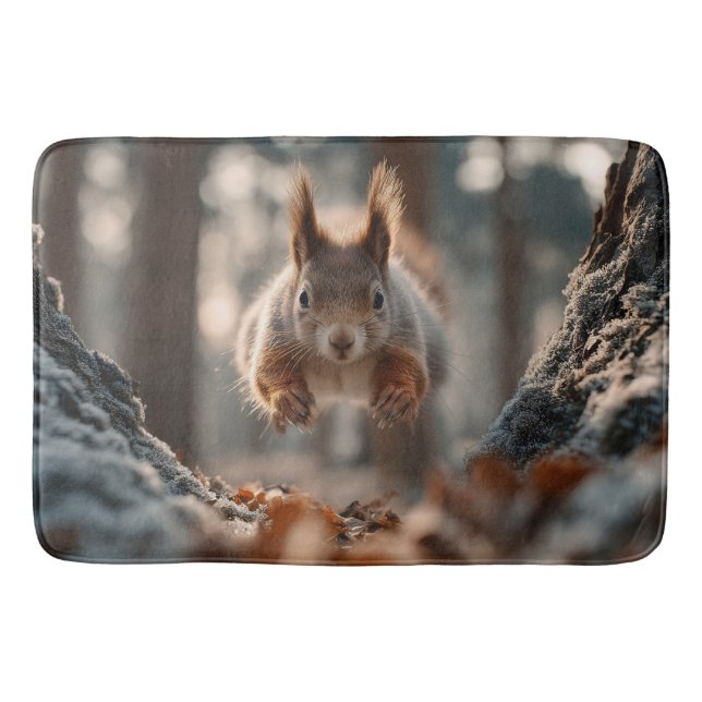 Rotes Eichhörnchen springt im frostigen Wald Badematte (Vorderseite)