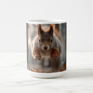 Rotes Eichhörnchen springt im frostigen Wald Kaffeetasse