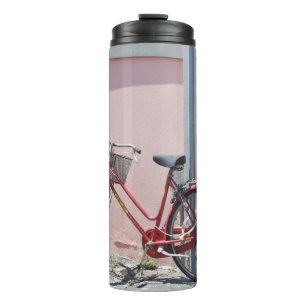 ROTES FAHRRAD AUF DER STRASSE THERMOSBECHER