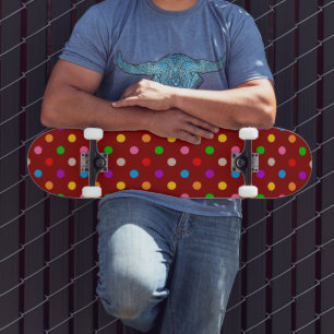 Rotes farbenfrohes Regenbogen-Punkte-Design Skateboard