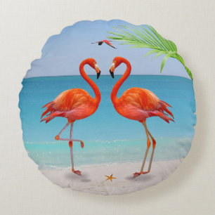 Rotes Flamingo-Paar und Palmblatt am Strand Rundes Kissen