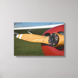 Rotes Flugzeug mit Holzpropeller Leinwanddruck