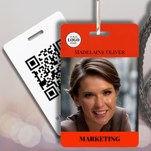 Rotes Foto QR Code und Logo Mitarbeitername Ausweis