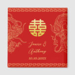 Rotes Gold Chinesischer Hochzeitdrache und Phönix Magnet<br><div class="desc">Feiern Sie Ihren besonderen Tag mit der Eleganz chinesischer Traditionen! Machen Sie es wahrhaftig, indem Sie die Einladungen mit Ihren Namen, Ihrem Hochzeitstag und anderen Details personalisieren. Sie sind auch willkommen, mich zu erreichen, um ein Design zu schaffen, das einzigartig ist. Mit wunderschön gestalteten Blumenelementen und doppeltem Glückssymbol wird das...</div>