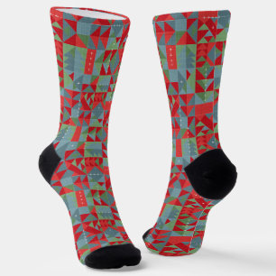 Rotes, graues, grünes geometrisches Muster. Socken
