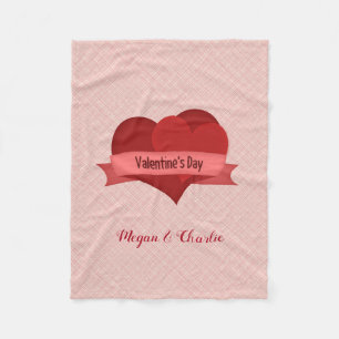 Rotes Herz auf rosa Fleecedecke