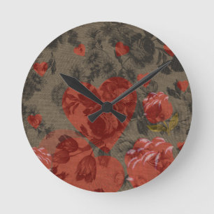 Rotes Herz auf schönem vintage Blumenmuster Runde Wanduhr