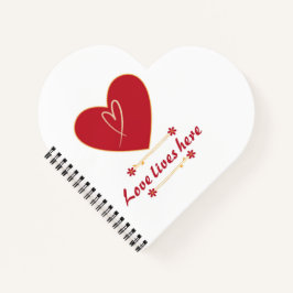 Rotes Herz Blumendesign – „Liebe lebt hier“  Notizbuch