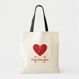 Rotes Herz Blumendesign – „Liebe lebt hier“  Tragetasche