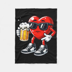 Rotes Herz hält Bierkrug Lustiger Valentinstag C Fleecedecke