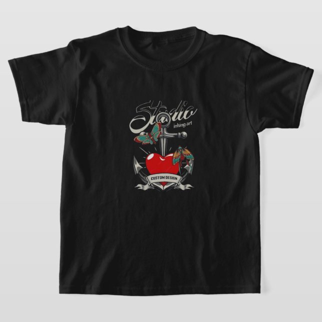 Rotes Herz und Schmetterlinge Studio Kunst T-Shirt (Ablage )