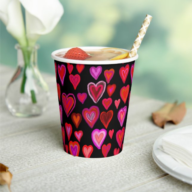 Rotes Herzdesign Pappbecher (In Situ)