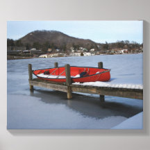 Rotes Kanu auf einem schneebedeckten Dock