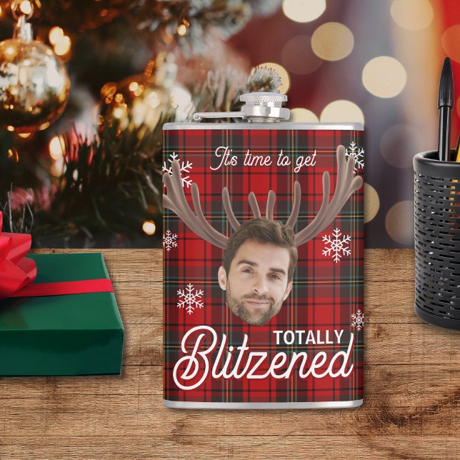 Rotes Karo-Blitzened-Weihnachtshumor-Trinkfläschch Flachmann (Red plaid Christmas flask with snowflakes and “It’s time to get Blitzened” holiday humor.)