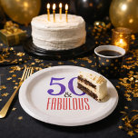 Rotes Lila 50. Party Pappteller<br><div class="desc">Celebrate Turning 50 im Stil mit diesem eleganten 50. Geburtstag Design. 50 und Fabulous mit lila,  schwarzem und rotem Text.</div>