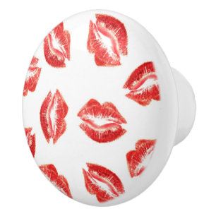 Rotes Lippenstiftlippenmustermake-up u. Keramikknauf