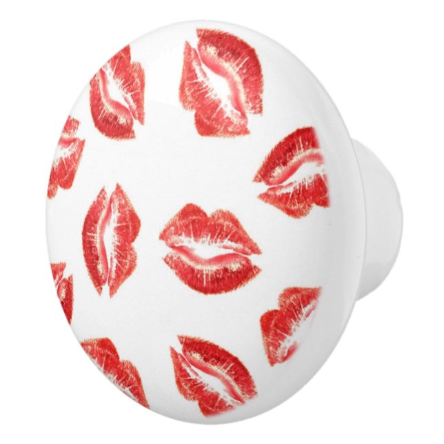 Rotes Lippenstiftlippenmustermake-up u. Keramikknauf (Rechts)