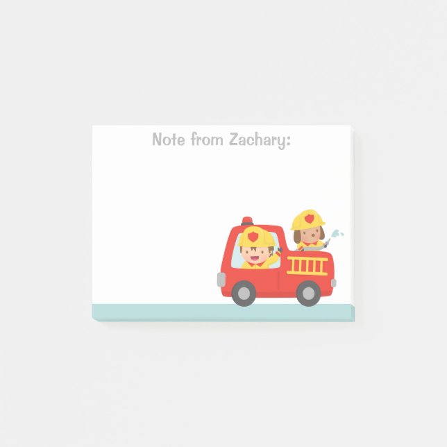 Rotes Löschfahrzeug mit Feuerwehrmann-Jungen und Post-it Klebezettel (Vorderseite)