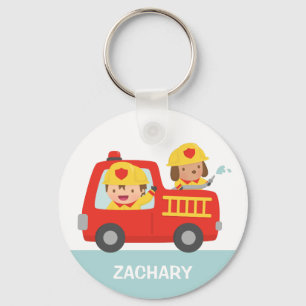 Rotes Löschfahrzeug mit Feuerwehrmann-Jungen und Schlüsselanhänger