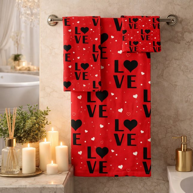 Rotes LOVE-Muster mit Herz-Emblemen Badhandtuch Set (Von Creator hochgeladen)
