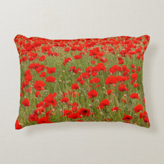 Rotes Mohnblumenfeld gebunden Dekokissen