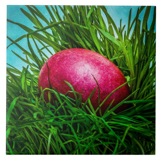 Rotes Osterei im Gras Fliese (Vorderseite)