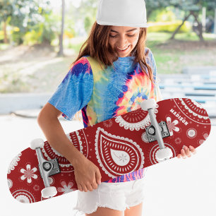 Rotes Paisley-Blumenmuster mit individuellem Namen Skateboard