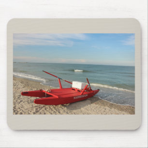 Rotes Rettungsboot am Strand - Erinnerungen an das Mousepad