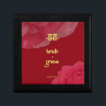 Rotes rosa Blumen-doppeltes Glück-chinesische Erinnerungskiste<br><div class="desc">Ein eleganter und traditioneller Entwurf,  der das doppelte Glückmotiv mit festlicher roter und rosa Rose und Kamelie in einem dunkelroten Hintergrund auf diesem dekorativen Kasten enthält,  der für Gebrauch während der Hochzeitstezeremonie als Süßigkeitskasten oder Andenkenkasten nach der Hochzeit groß ist.</div>